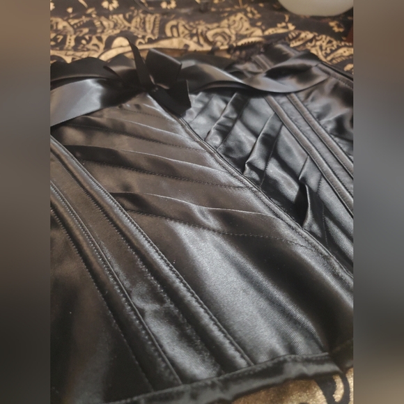 Stunning black satin corset top with tie-back and gorgeous details size Large - Picture 2 of 4